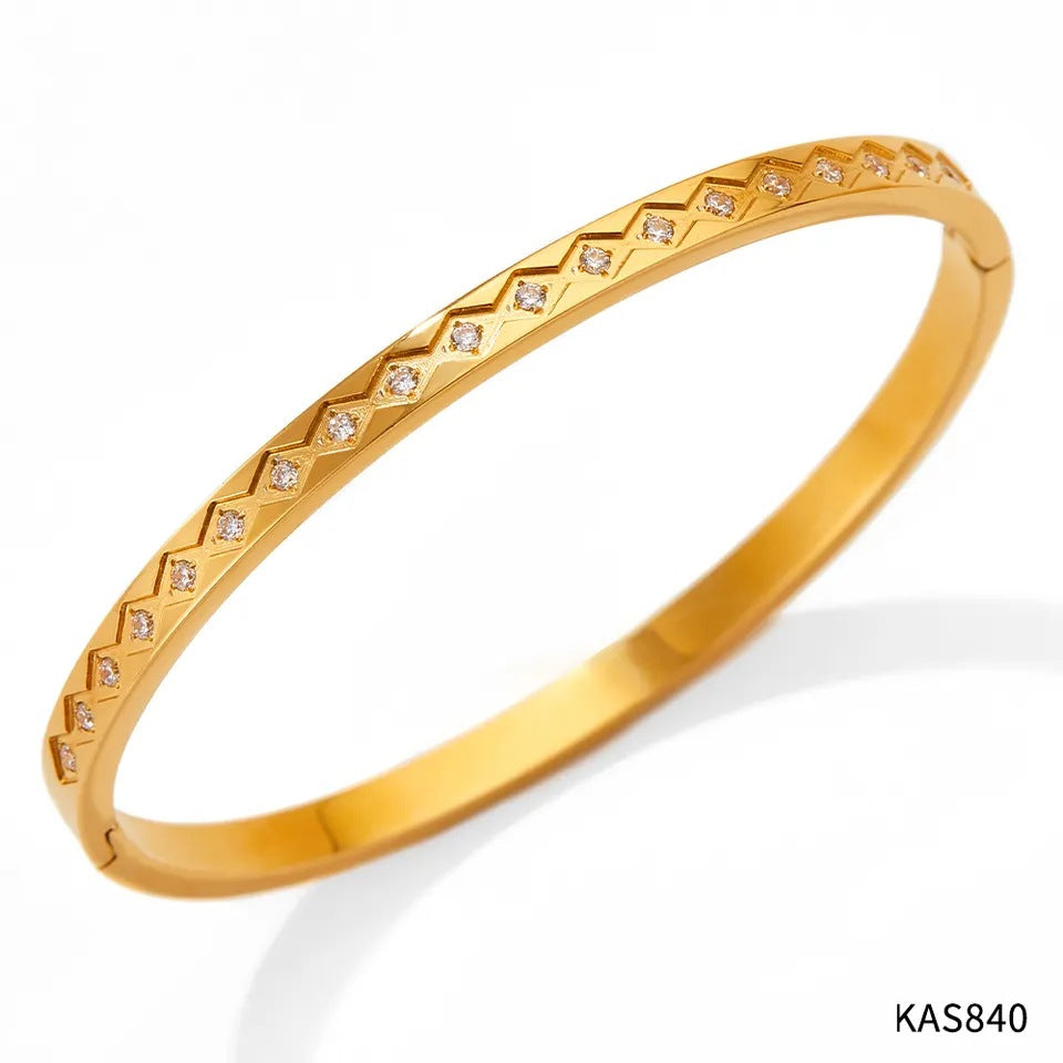 Stainless bracelet with diamond does not fade