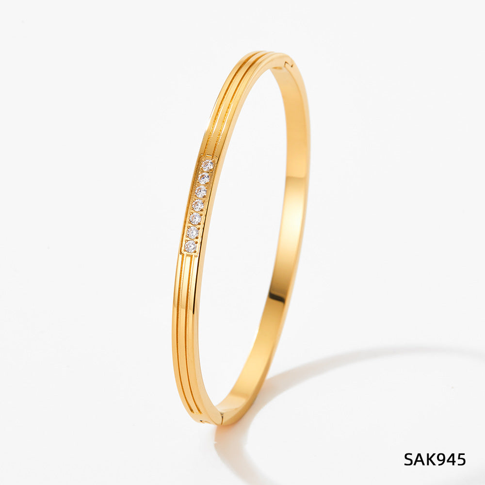 Stainless bracelet with diamond does not fade