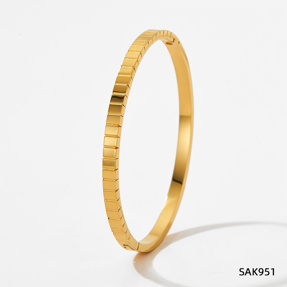 Stainless bracelet with diamond does not fade