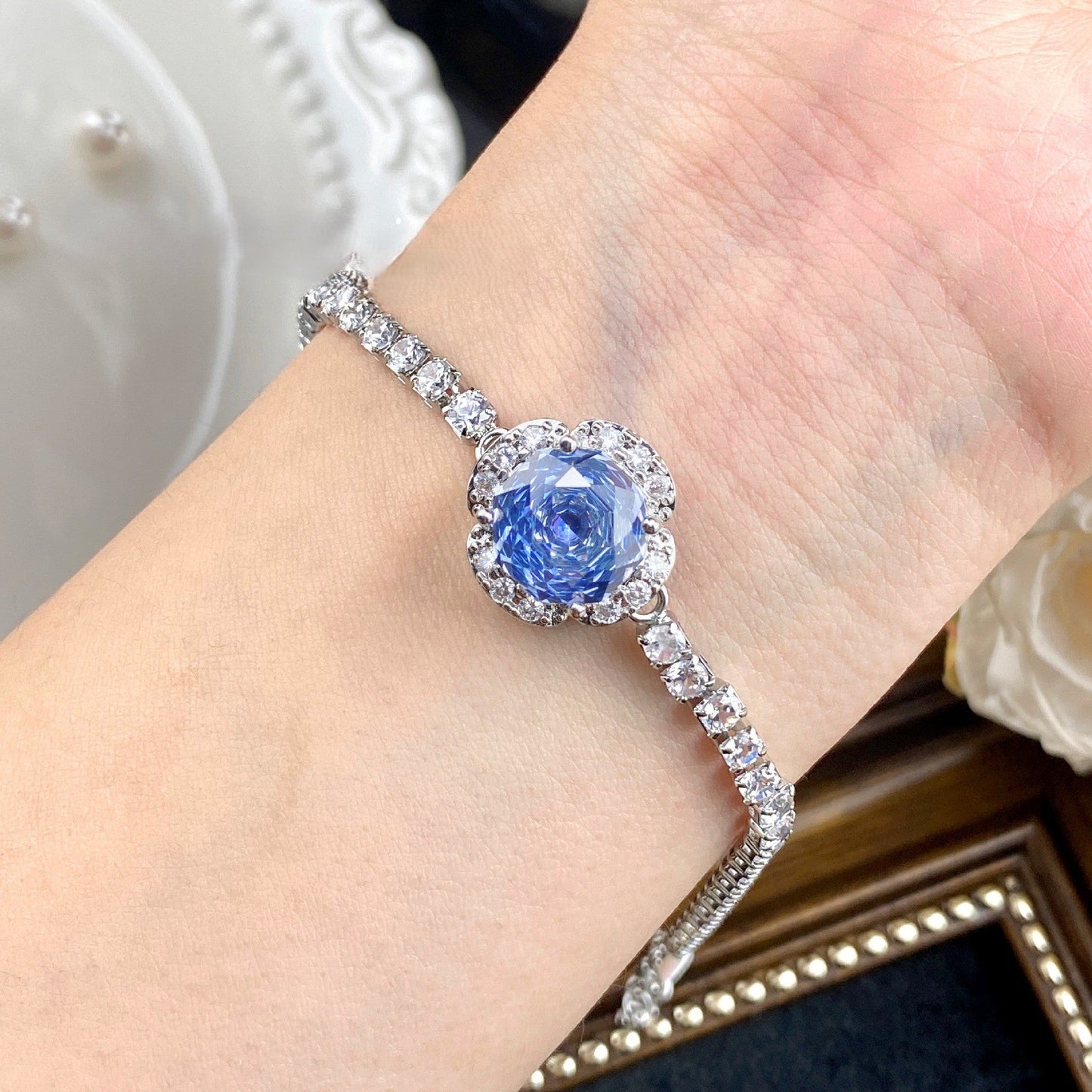 Octagonal rose Chetansang blue flower bracelet inlaid with high carbon diamond.