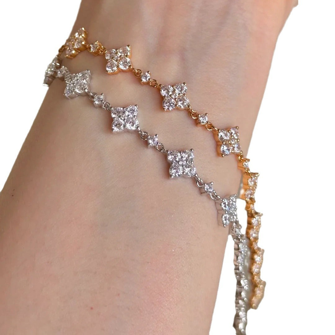 Clover Pulling High Carbon Diamond Bracelet